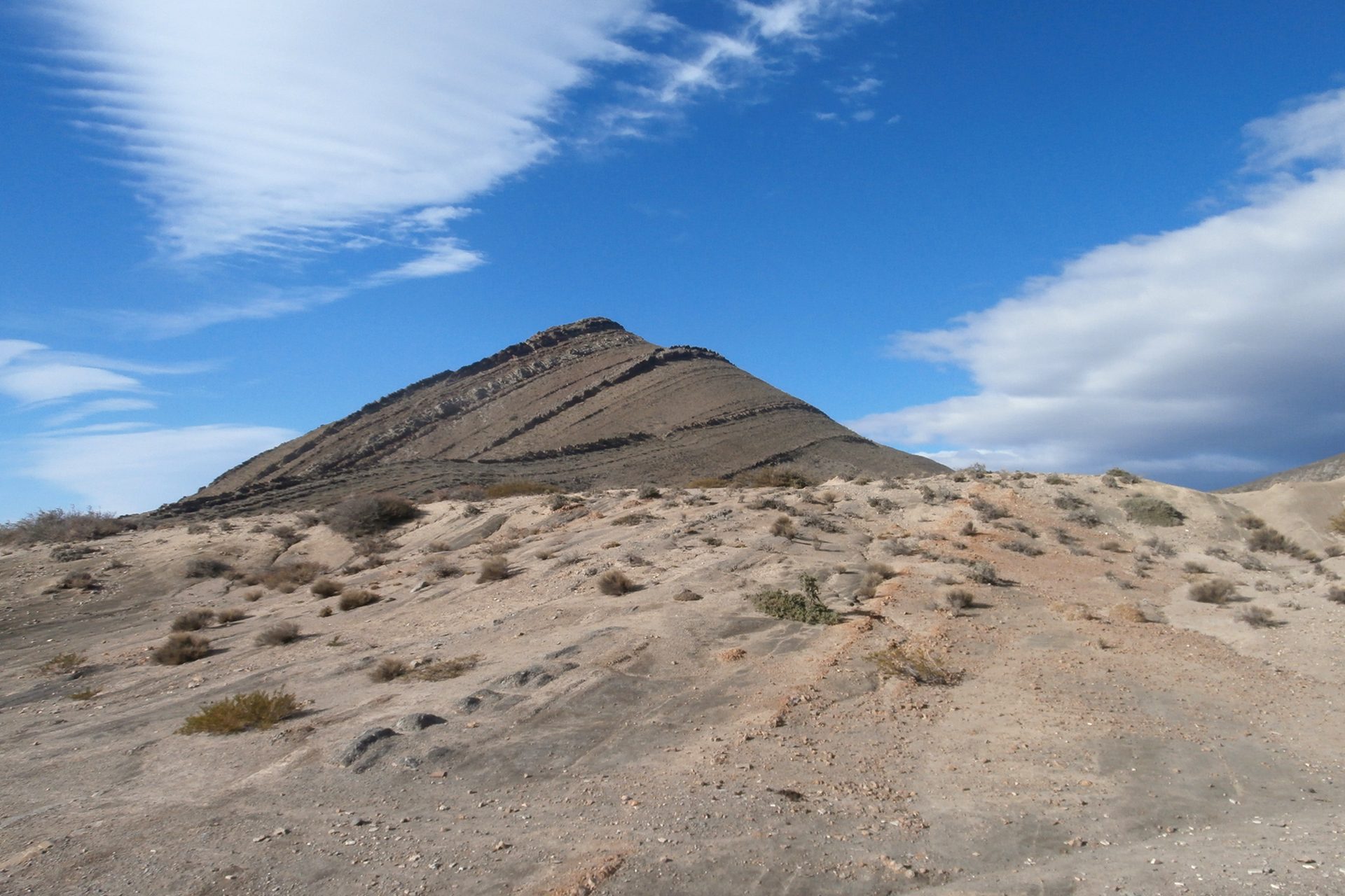 Cerro y estratos de Vaca Muerta, Neuquén