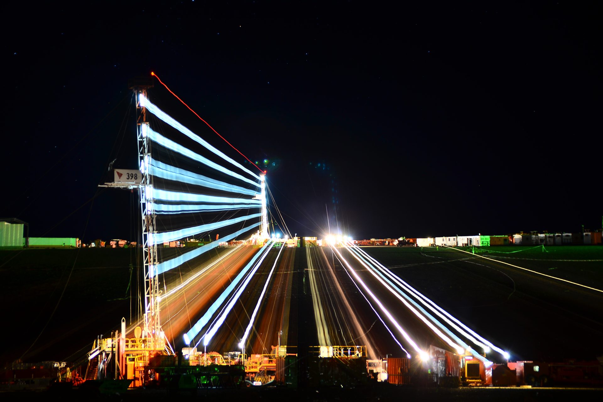 Torre de perforación en Vaca Muerta, exposición larga