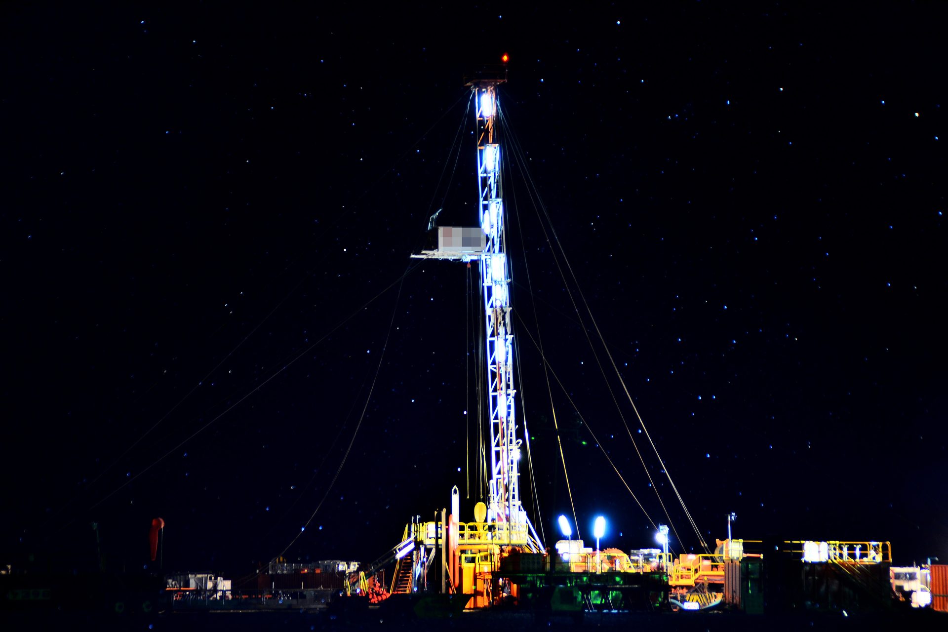 Torre de perforación de noche en Vaca Muerta